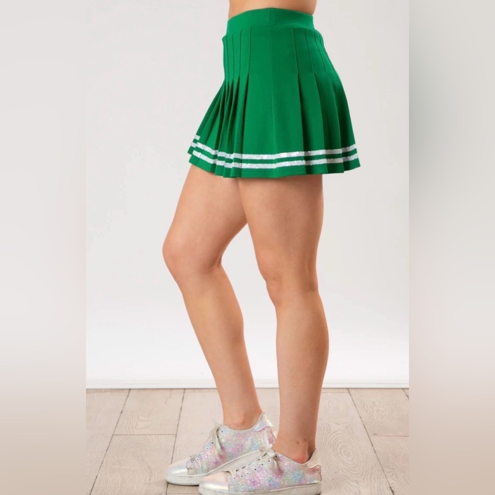 women’s high waisted green pleated  skort  white stripe accents. XS GOLF